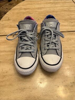 Converse Low Top Sneakers in Light Gray with Pink & Blue Liner